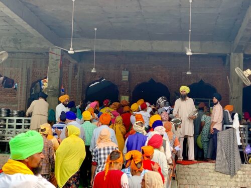 "Himself He Cooks", Guru Ka Langar in Golden temple