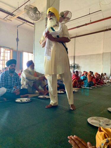 "Himself He Cooks", Guru Ka Langar in Golden temple